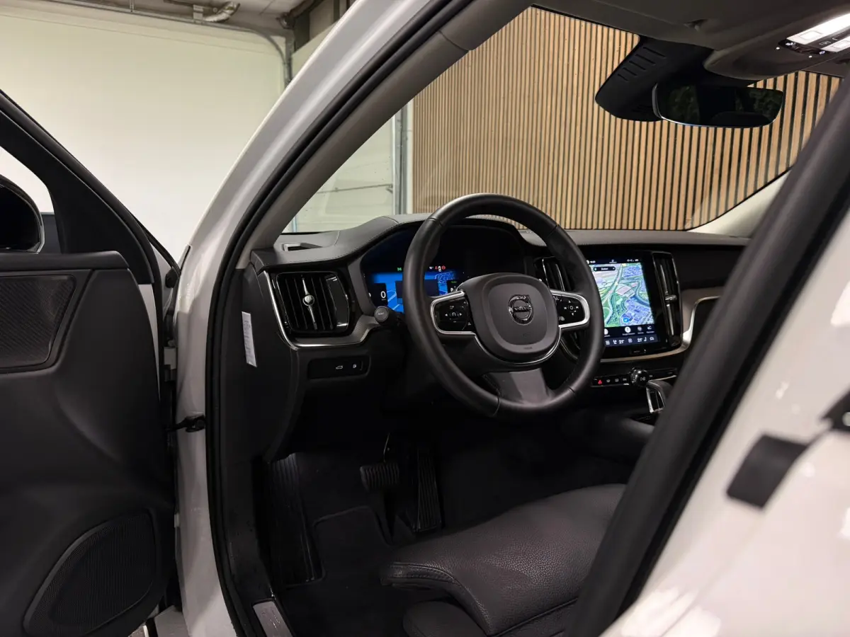 T8 AWD Recharge Ultra Dark | Trekhaak | 360 Camera | Schuifdak | 455pk | Crystal White | Head-Up Display | Harman Kardon | Adaptieve Cruise Control | Stoelverwarming voor+achter | Stuurwielv