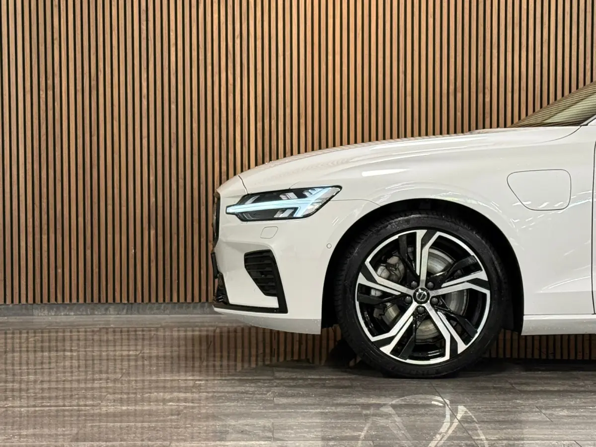T8 AWD Recharge Ultra Dark | Trekhaak | 360 Camera | Schuifdak | 455pk | Crystal White | Head-Up Display | Harman Kardon | Adaptieve Cruise Control | Stoelverwarming voor+achter | Stuurwielv