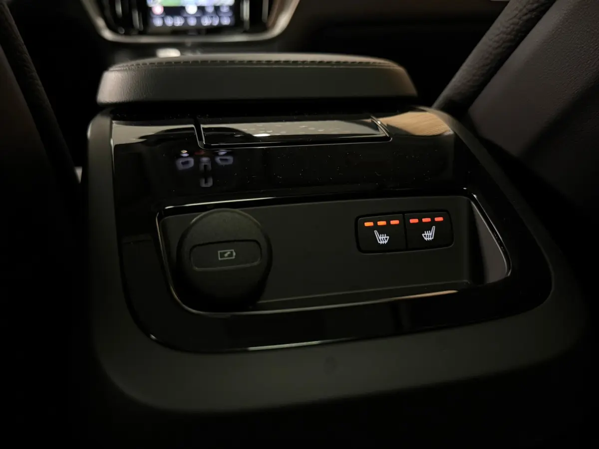 T8 AWD Recharge Ultra Dark | Trekhaak | 360 Camera | Schuifdak | 455pk | Crystal White | Head-Up Display | Harman Kardon | Adaptieve Cruise Control | Stoelverwarming voor+achter | Stuurwielv