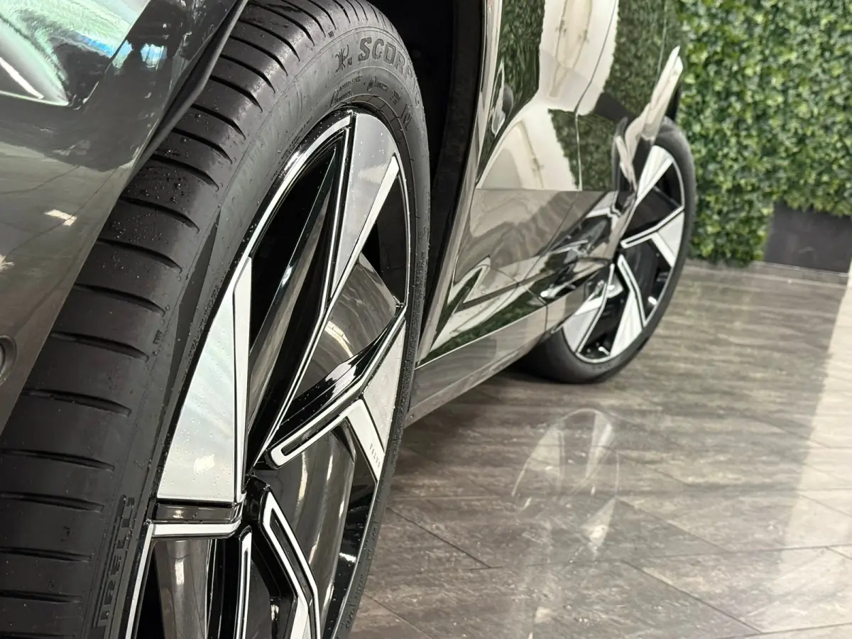 Twin Motor Performance Ultra 7p. 111 kWh | Full Option! | Bowers & Wilkins | Luchtvering | Trekhaak | 360° 3D Camera | Stoelmassage | Head-Up Display | 22 Inch | 517pk | Stoelventilatie | A