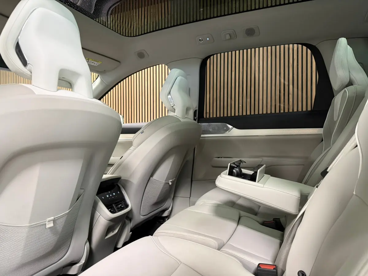 Twin Motor Performance Ultra 7p. 111 kWh | Full Option! | Bowers & Wilkins | Luchtvering | Trekhaak | 360° 3D Camera | Stoelmassage | Head-Up Display | 22 Inch | 517pk | Stoelventilatie | A