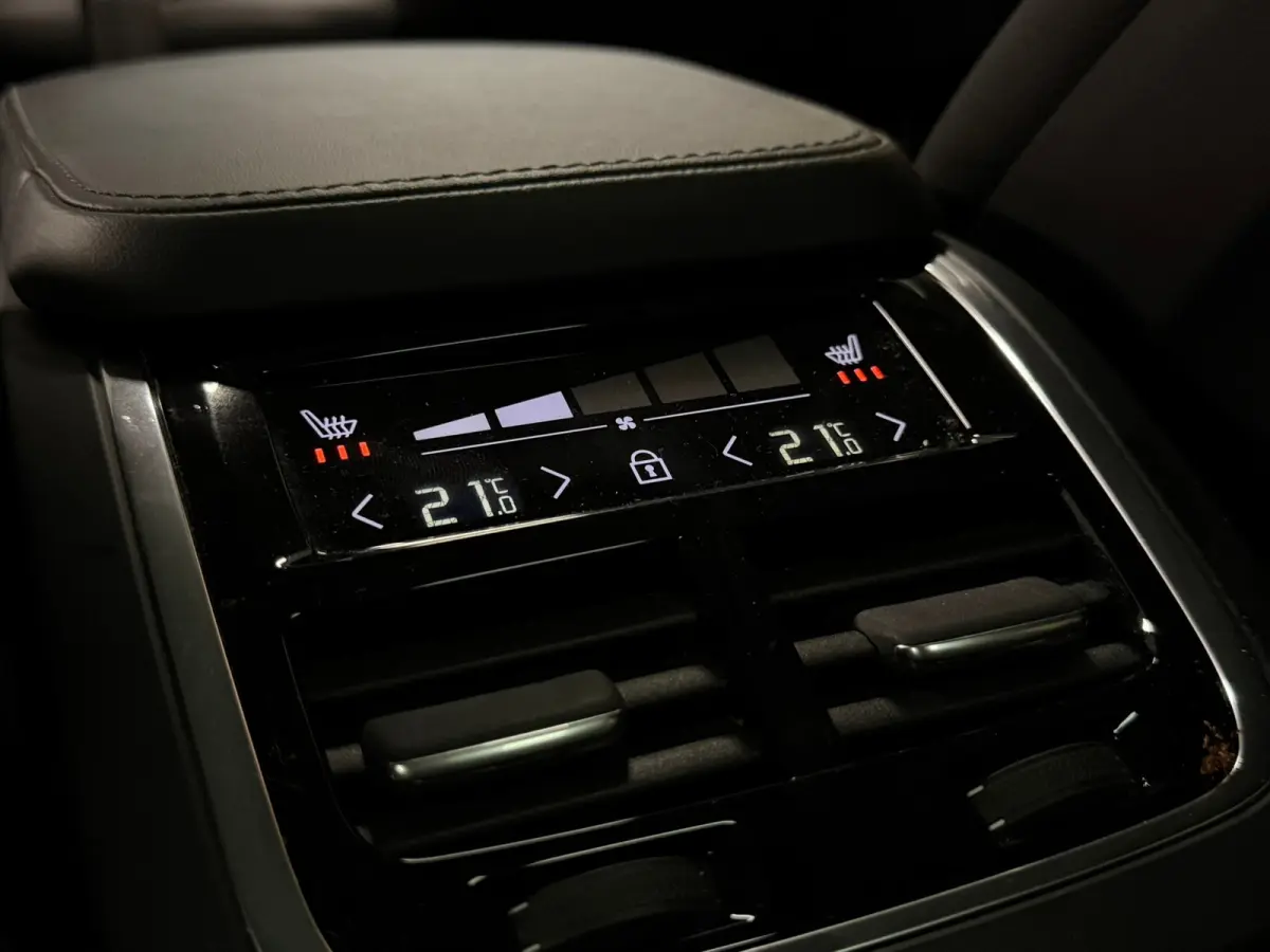T8 AWD Recharge Plus Bright | Trekhaak | 360 Camera | Harman Kardon | 455pk | Adaptieve Cruise Control | Stoelverwarming voor+achter | Stuurwielverwarming | Schuifdak | Full LED Meesturende 