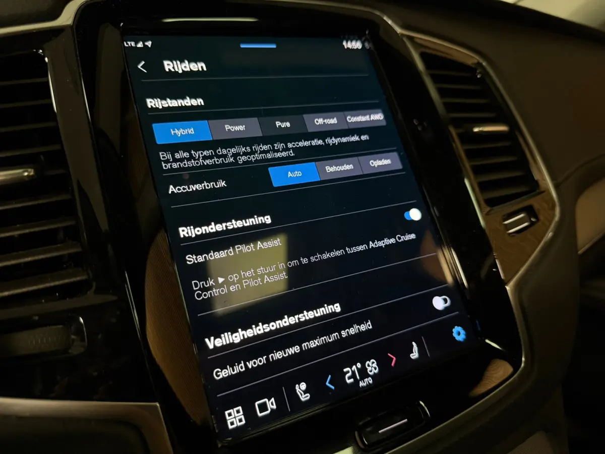 T8 AWD Recharge Plus Bright | Trekhaak | 360 Camera | Harman Kardon | 455pk | Adaptieve Cruise Control | Stoelverwarming voor+achter | Stuurwielverwarming | Schuifdak | Full LED Meesturende 