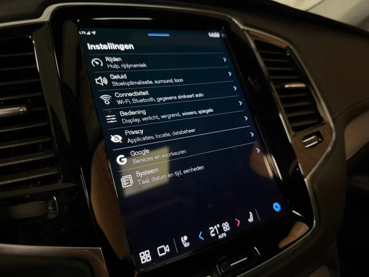 T8 AWD Recharge Plus Bright | Trekhaak | 360 Camera | Harman Kardon | 455pk | Adaptieve Cruise Control | Stoelverwarming voor+achter | Stuurwielverwarming | Schuifdak | Full LED Meesturende 