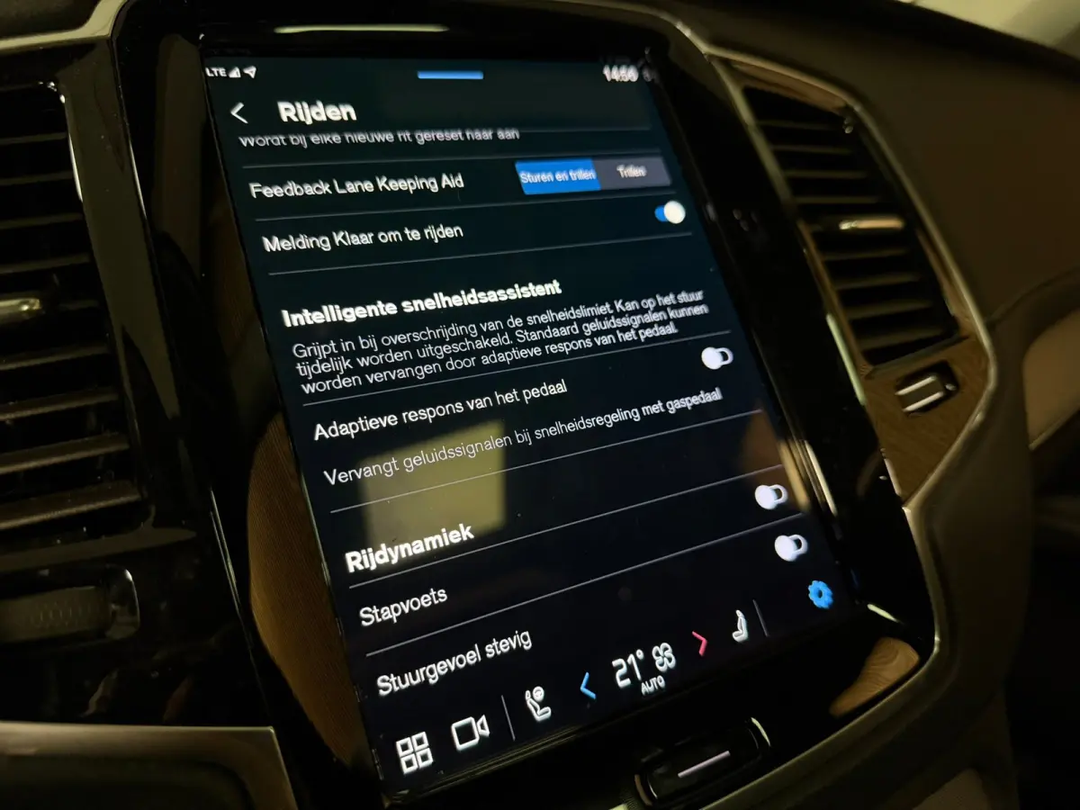 T8 AWD Recharge Plus Bright | Trekhaak | 360 Camera | Harman Kardon | 455pk | Adaptieve Cruise Control | Stoelverwarming voor+achter | Stuurwielverwarming | Schuifdak | Full LED Meesturende 
