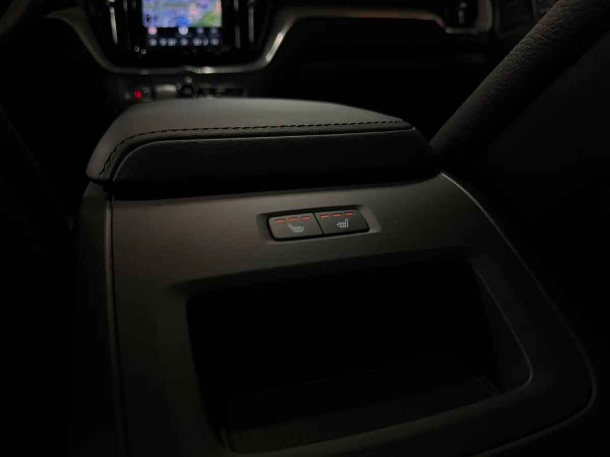 T6 AWD Recharge Plus Bright | Trekhaak | 360° Camera | Harman Kardon | Adaptieve Cruise Control | Stoelverwarming voor+achter | Stuurwielverwarming | Schuifdak | Full LED Meesturende koplam