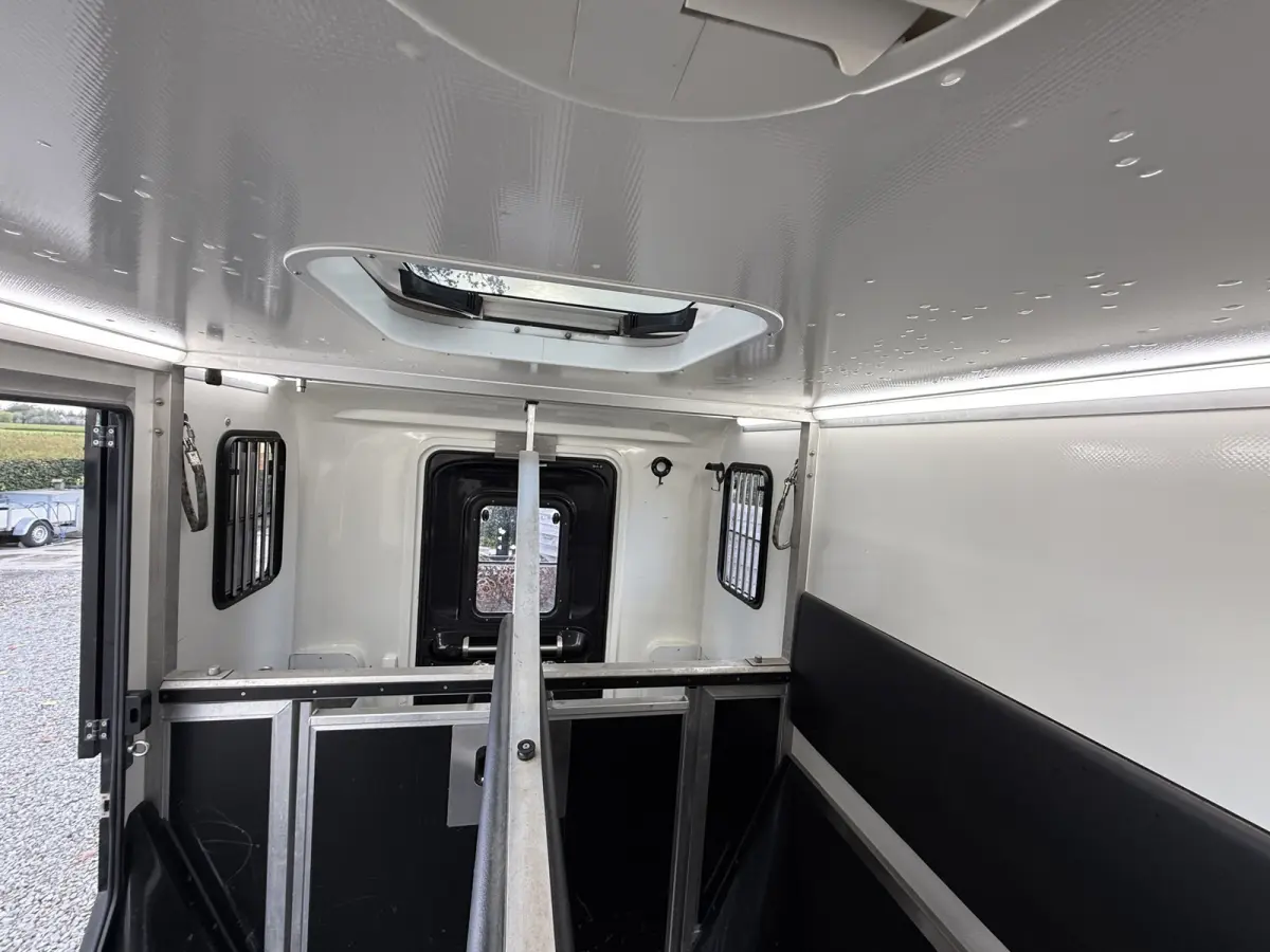 | HORSETRUCK | KRISMAR | CLASSIC 5 | 2021 | AUTOMATIC | EURO 6 | DUB CAB | 5-SEAT | 180PK | L3 | 149.199KM | LUXE | BELGISCH KENTEKEN