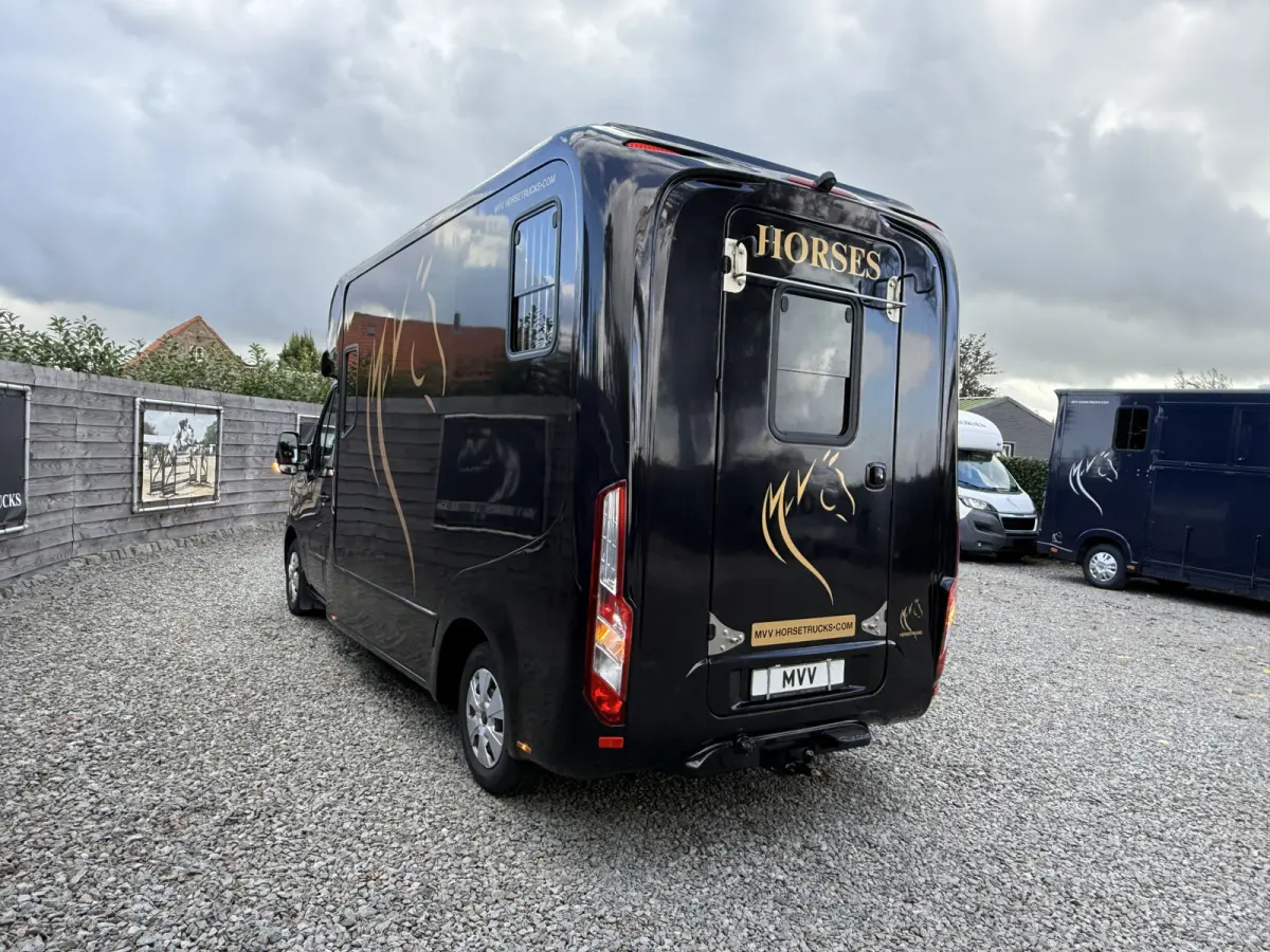 | HORSETRUCK | KRISMAR | CLASSIC 5 | 2021 | AUTOMATIC | EURO 6 | DUB CAB | 5-SEAT | 180PK | L3 | 149.199KM | LUXE | BELGISCH KENTEKEN