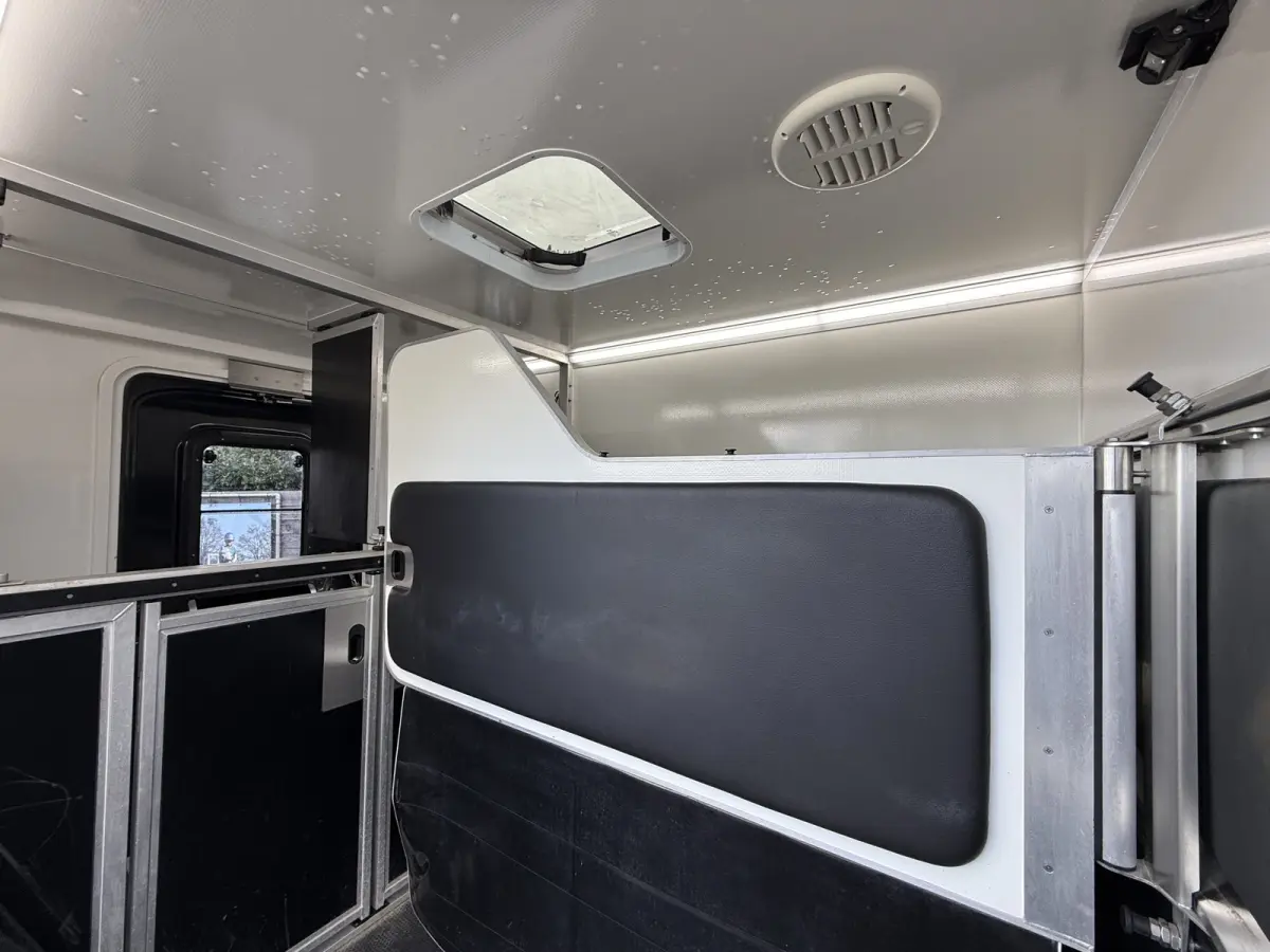 | HORSETRUCK | KRISMAR | CLASSIC 5 | 2021 | AUTOMATIC | EURO 6 | DUB CAB | 5-SEAT | 180PK | L3 | 149.199KM | LUXE | BELGISCH KENTEKEN