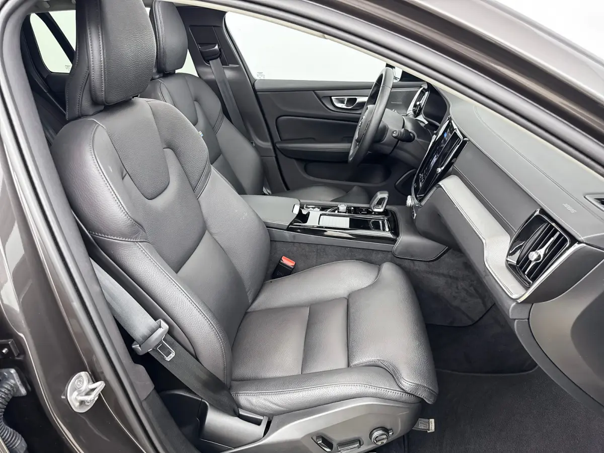 T6 Recharge Ultra Dark | 18" | Trekhaak | Panoramadak | Head-Up | Full LED | Harman Kardon | Elektr. verst. Stoelen |
