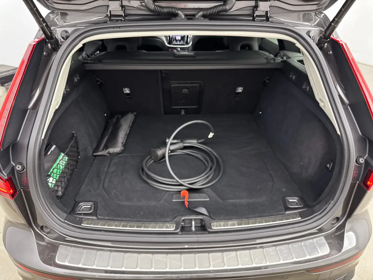T6 Recharge Ultra Dark | 18" | Trekhaak | Panoramadak | Head-Up | Full LED | Harman Kardon | Elektr. verst. Stoelen |