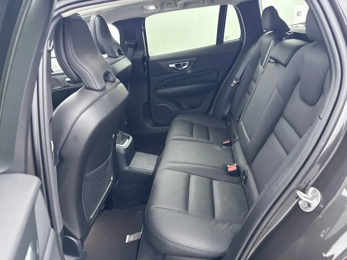 T6 Recharge Ultra Dark | 18" | Trekhaak | Panoramadak | Head-Up | Full LED | Harman Kardon | Elektr. verst. Stoelen |