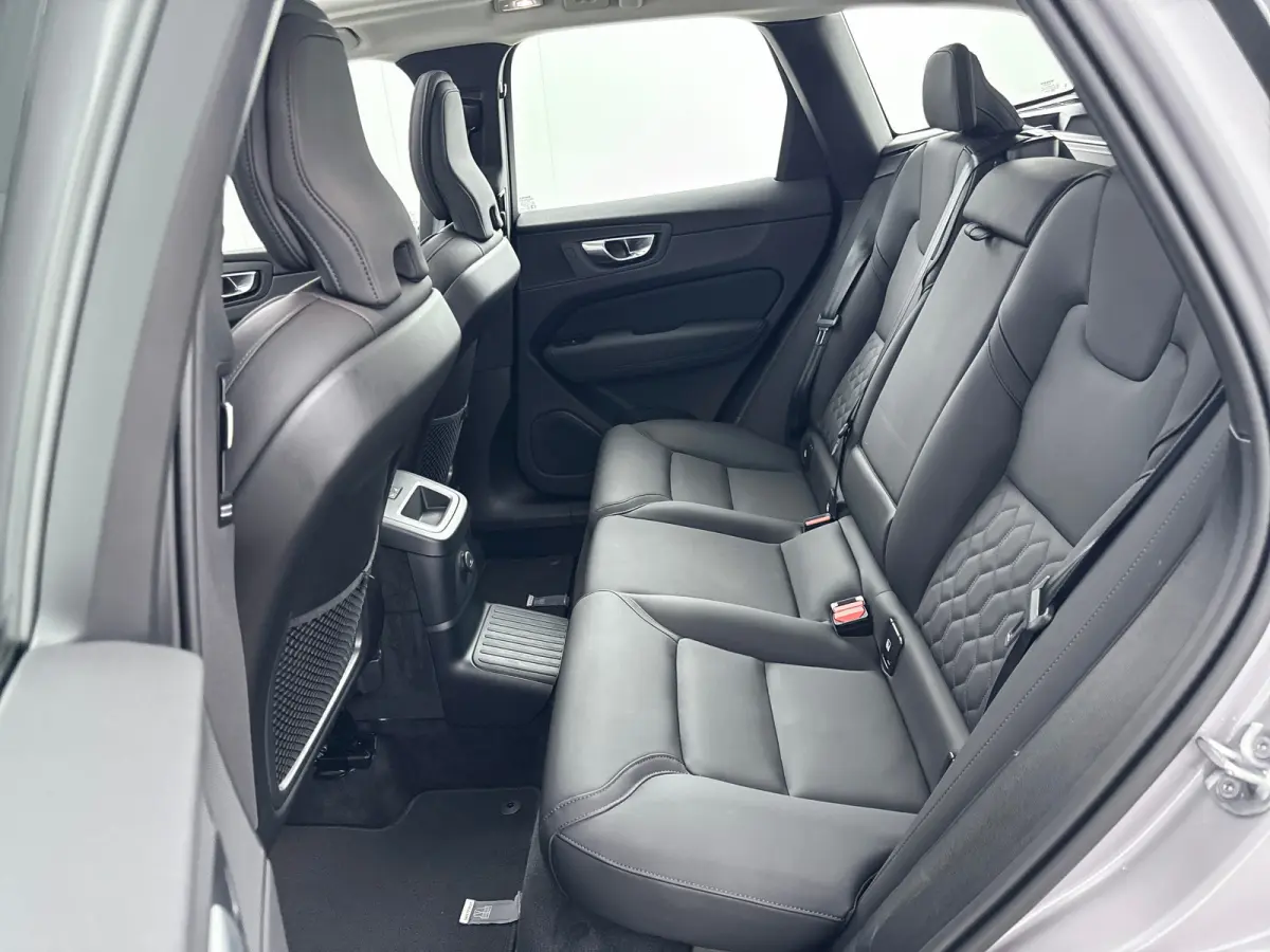 T6 Recharge Plus Dark | Facelift | 19" Allseason | Panoramadak | Trekhaak | Head-Up | 360 Camera | Elektr. verst. Stoelen | Harman Kardon |