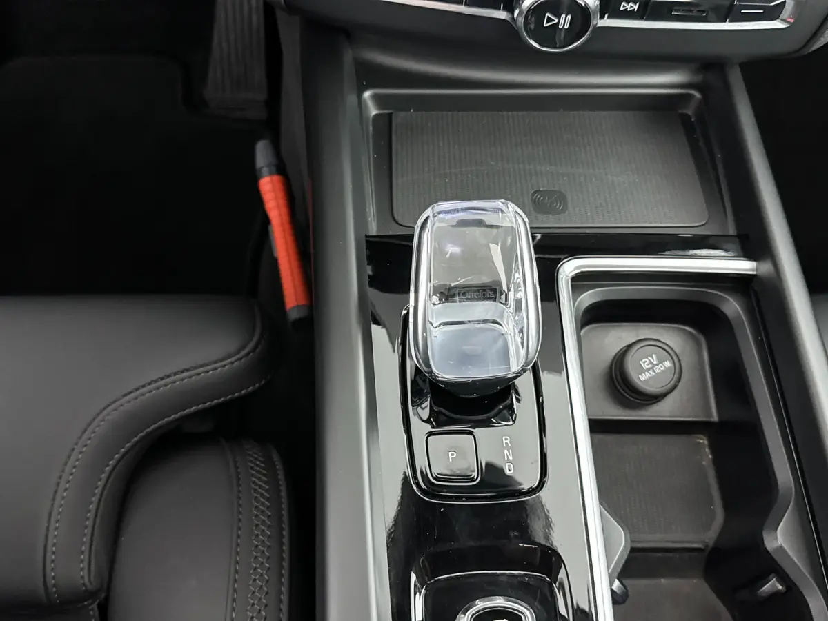 T6 Recharge Plus Dark | Facelift | 19" Allseason | Panoramadak | Trekhaak | Head-Up | 360 Camera | Elektr. verst. Stoelen | Harman Kardon |