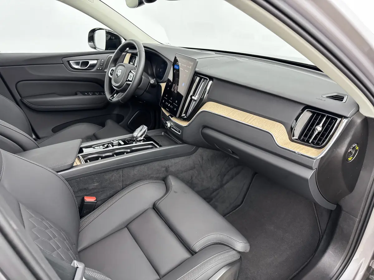 T6 Recharge Plus Dark | Facelift | 19" Allseason | Panoramadak | Trekhaak | Head-Up | 360 Camera | Elektr. verst. Stoelen | Harman Kardon |