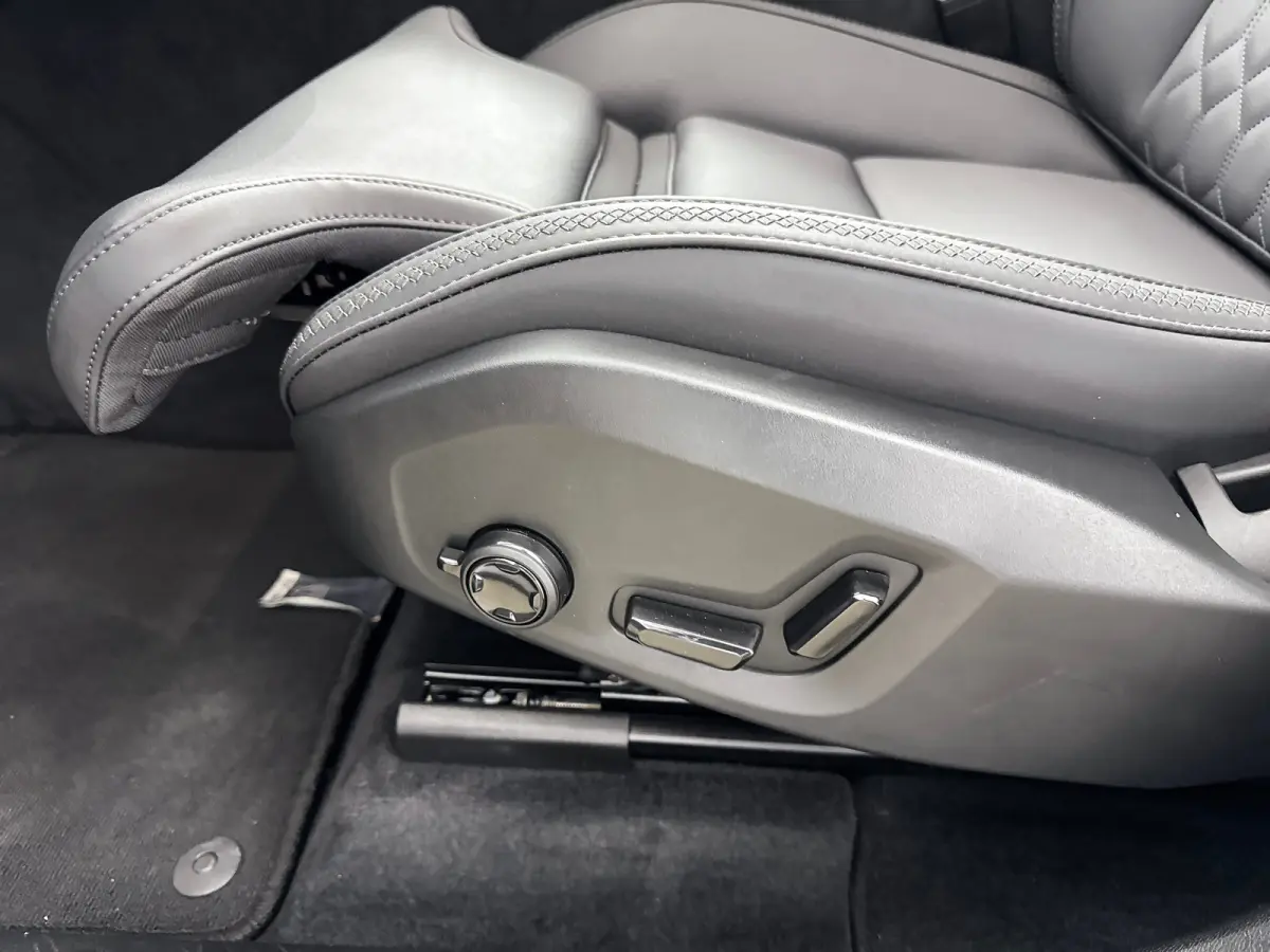 T6 Recharge Plus Dark | Facelift | 19" Allseason | Panoramadak | Trekhaak | Head-Up | 360 Camera | Elektr. verst. Stoelen | Harman Kardon |