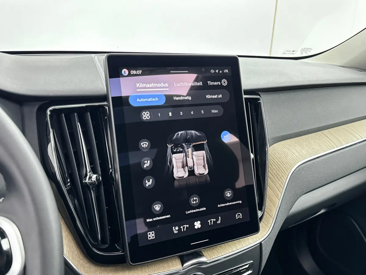 T6 Recharge Plus Dark | Facelift | 19" Allseason | Panoramadak | Trekhaak | Head-Up | 360 Camera | Elektr. verst. Stoelen | Harman Kardon |