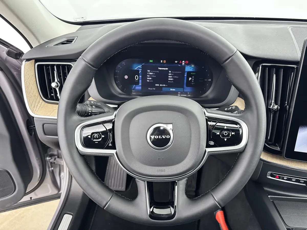 T6 Recharge Plus Dark | Facelift | 19" Allseason | Panoramadak | Trekhaak | Head-Up | 360 Camera | Elektr. verst. Stoelen | Harman Kardon |