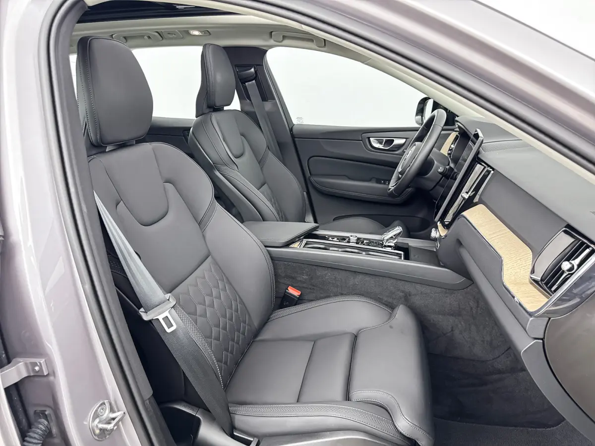 T6 Recharge Plus Dark | Facelift | 19" Allseason | Panoramadak | Trekhaak | Head-Up | 360 Camera | Elektr. verst. Stoelen | Harman Kardon |