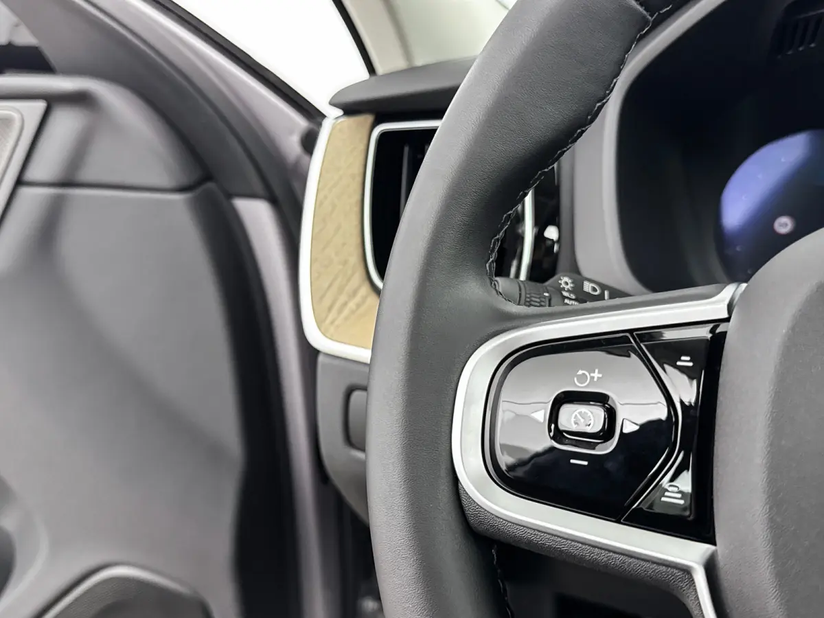 T6 Recharge Plus Dark | Facelift | 19" Allseason | Panoramadak | Trekhaak | Head-Up | 360 Camera | Elektr. verst. Stoelen | Harman Kardon |