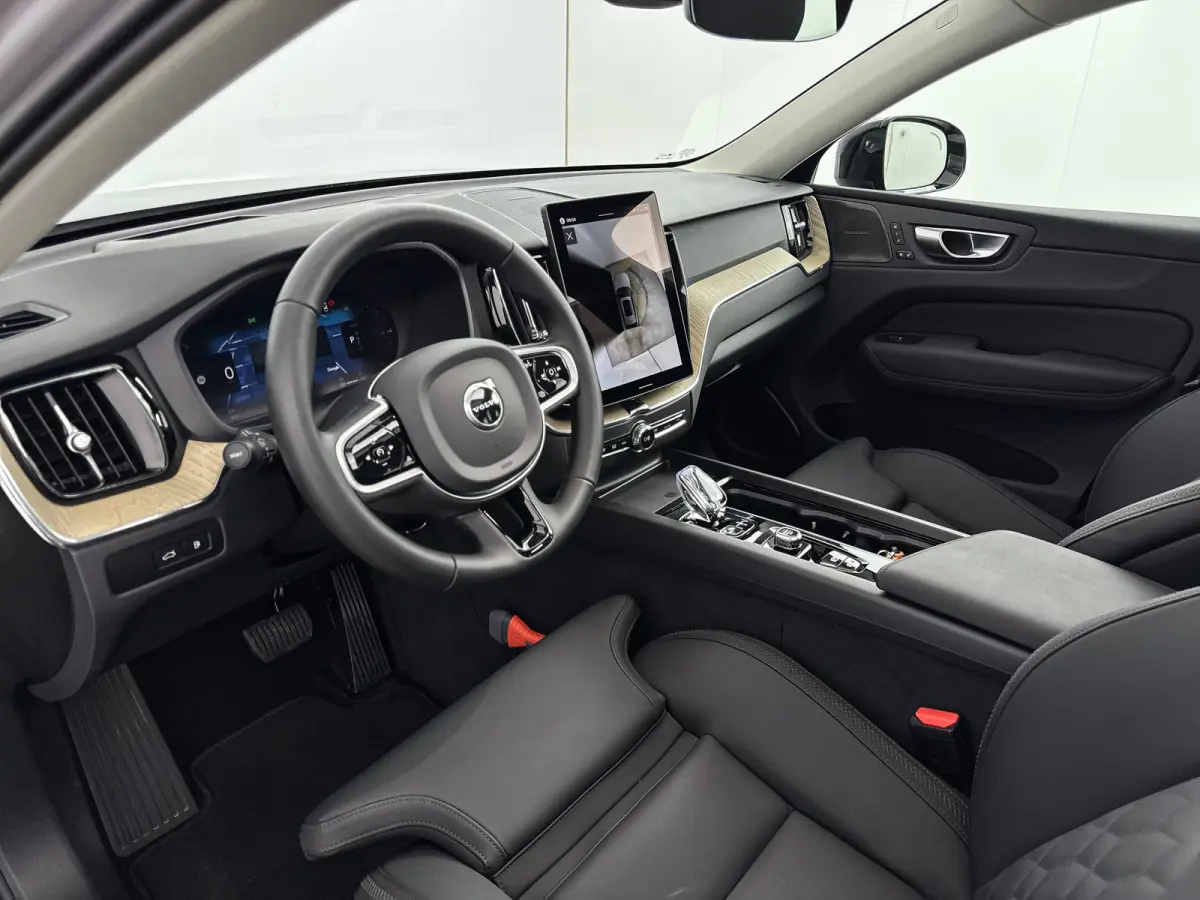 T6 Recharge Plus Dark | Facelift | 19" Allseason | Panoramadak | Trekhaak | Head-Up | 360 Camera | Elektr. verst. Stoelen | Harman Kardon |