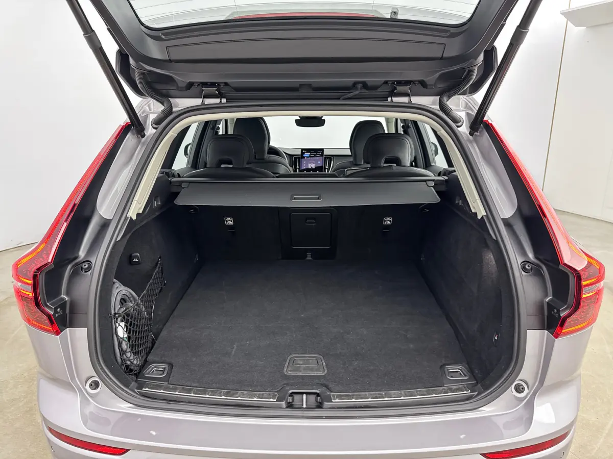 T6 Recharge Plus Dark | Facelift | 19" Allseason | Panoramadak | Trekhaak | Head-Up | 360 Camera | Elektr. verst. Stoelen | Harman Kardon |
