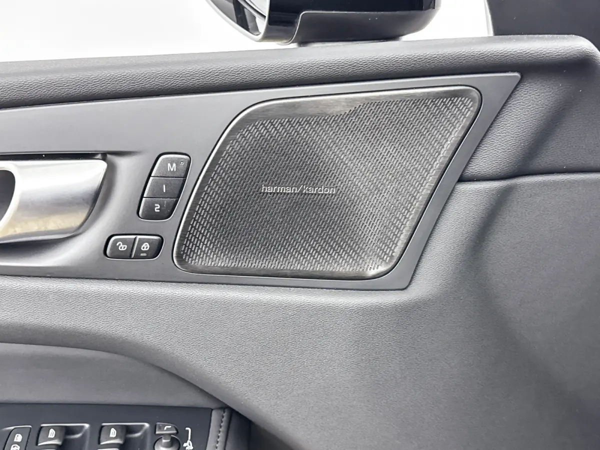 T6 Recharge Plus Dark | Facelift | 19" Allseason | Panoramadak | Trekhaak | Head-Up | 360 Camera | Elektr. verst. Stoelen | Harman Kardon |
