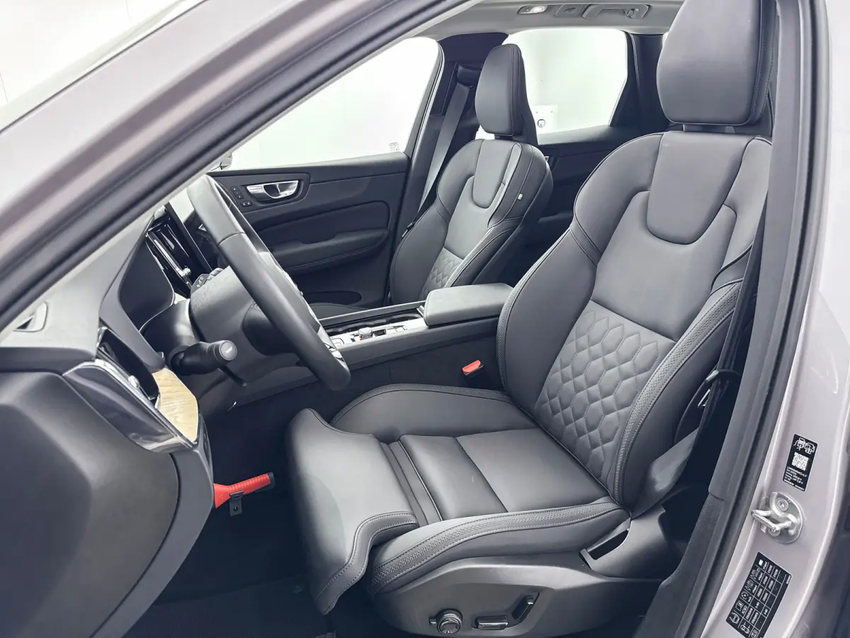 T6 Recharge Plus Dark | Facelift | 19" Allseason | Panoramadak | Trekhaak | Head-Up | 360 Camera | Elektr. verst. Stoelen | Harman Kardon |