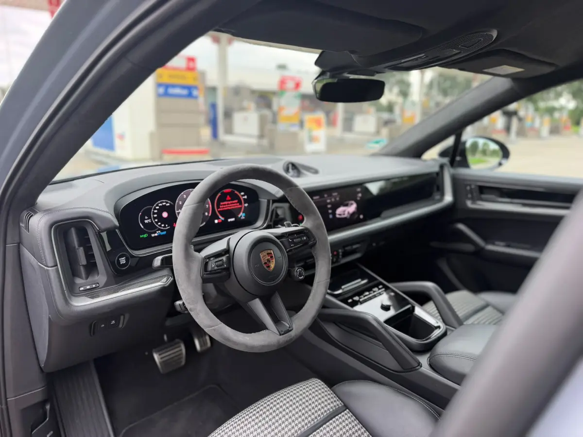 Porsche Cayenne Coupé E-Hybrid Lightweight Sport Package Carbon 22-inch GT Design Inclusief btw