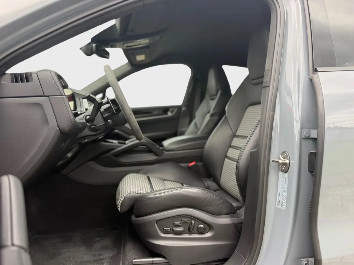 Porsche Cayenne Coupé E-Hybrid Lightweight Sport Package Carbon 22-inch GT Design Inclusief btw