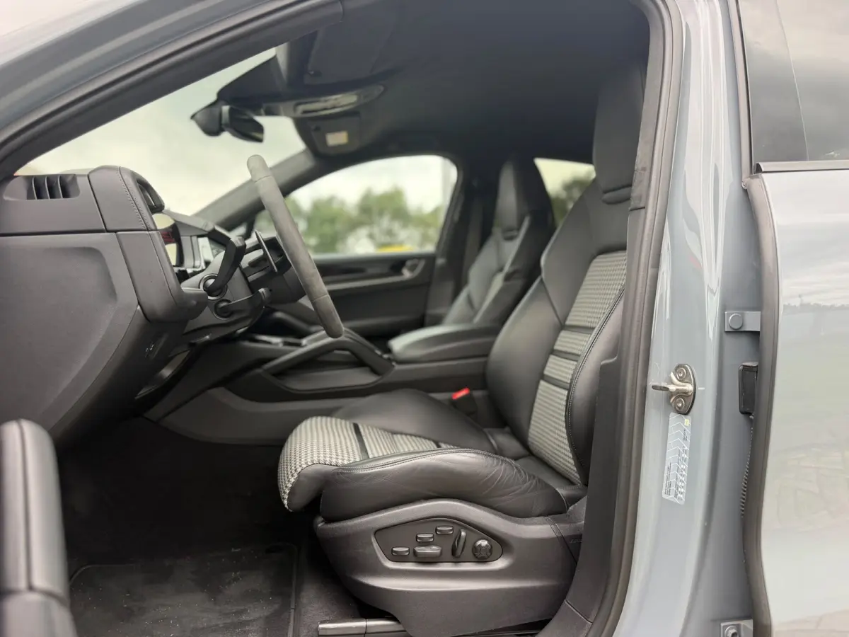 Porsche Cayenne Coupé E-Hybrid Lightweight Sport Package Carbon 22-inch GT Design Inclusief btw