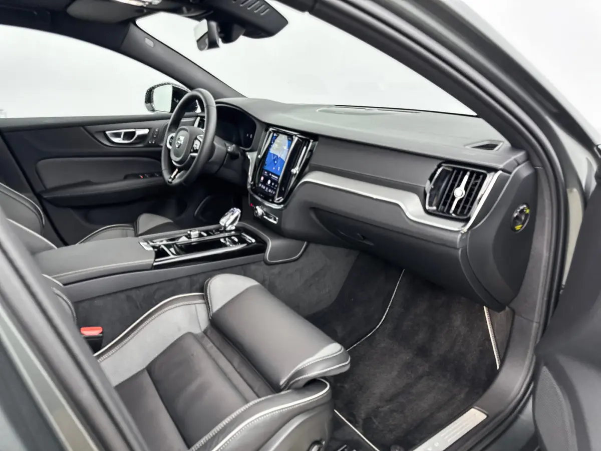 T8 Recharge Ultra Dark | 19" | Panoramadak | Elektr. verst. Sportstoelen | Head-Up | 360 Camera | Full LED | Harman Kardon | Stoel/Stuur/Achterbankverwarming