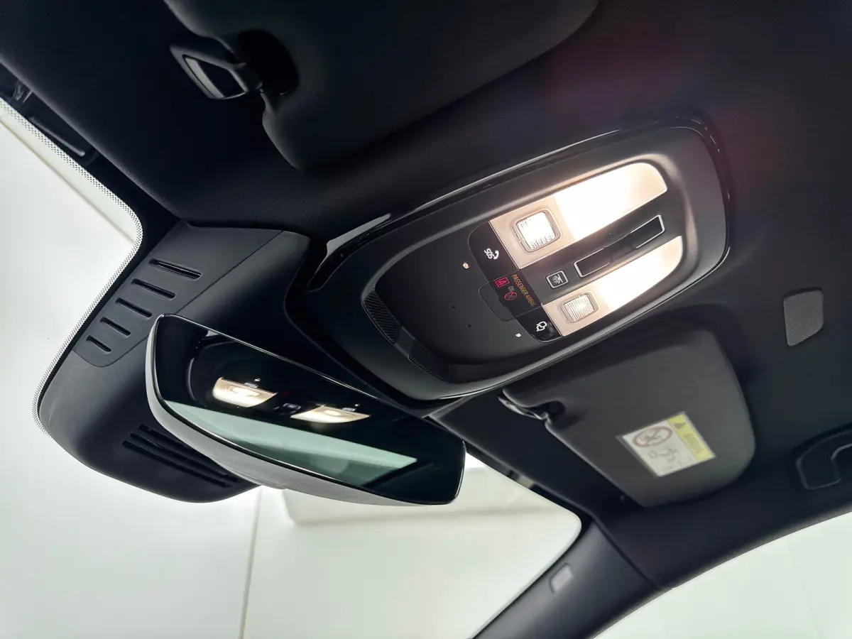 T8 Recharge Ultra Dark | 19" | Panoramadak | Elektr. verst. Sportstoelen | Head-Up | 360 Camera | Full LED | Harman Kardon | Stoel/Stuur/Achterbankverwarming