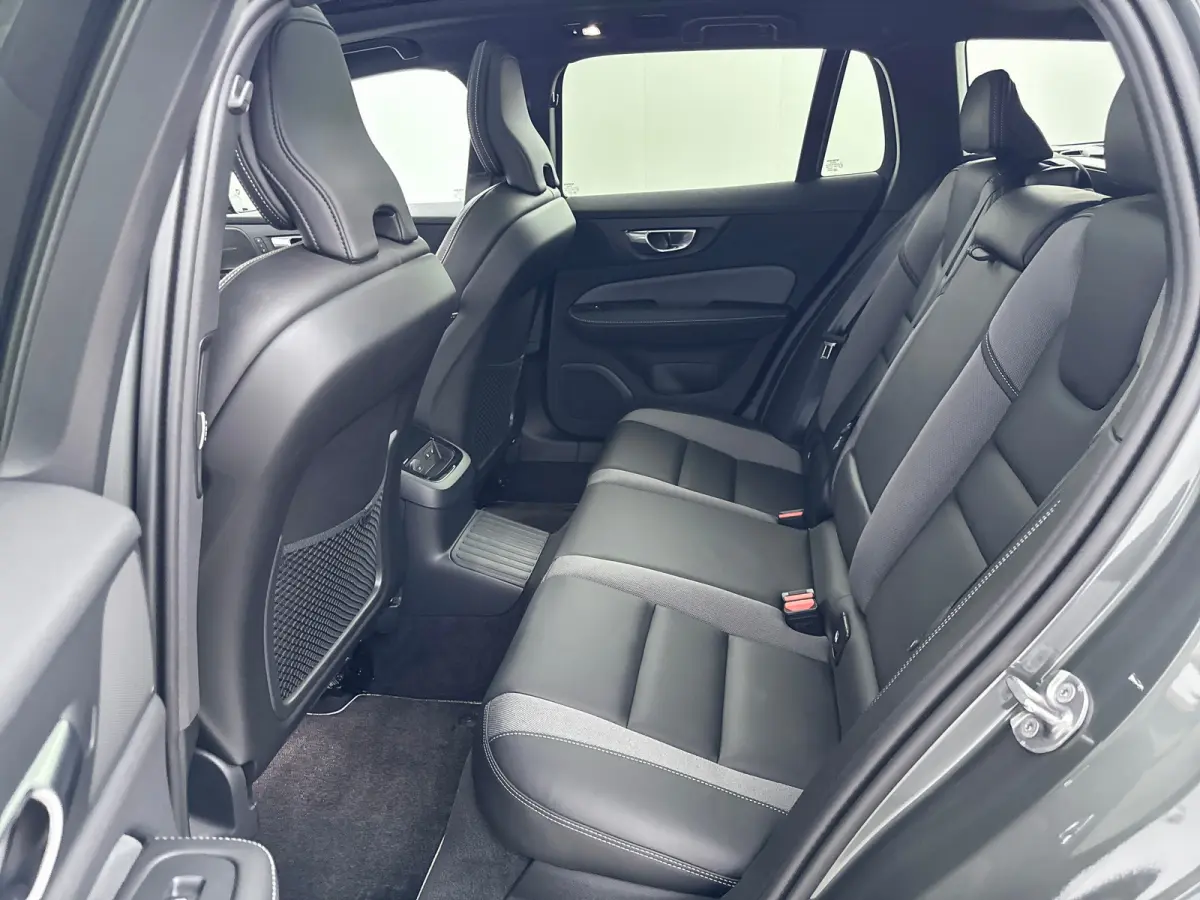 T8 Recharge Ultra Dark | 19" | Panoramadak | Elektr. verst. Sportstoelen | Head-Up | 360 Camera | Full LED | Harman Kardon | Stoel/Stuur/Achterbankverwarming