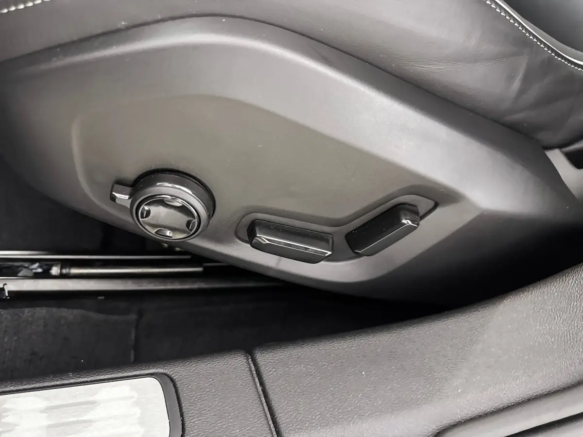 T8 Recharge Ultra Dark | 19" | Panoramadak | Elektr. verst. Sportstoelen | Head-Up | 360 Camera | Full LED | Harman Kardon | Stoel/Stuur/Achterbankverwarming