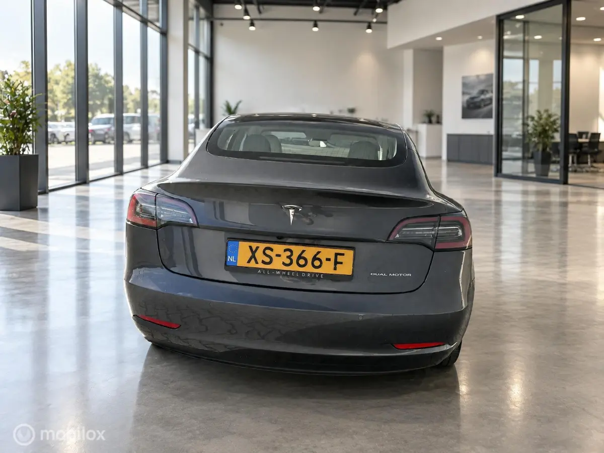 Long Range AWD 75 kWh | Grijs | Wit Interieur | 19” Performance Look | SOH 82% | Marge