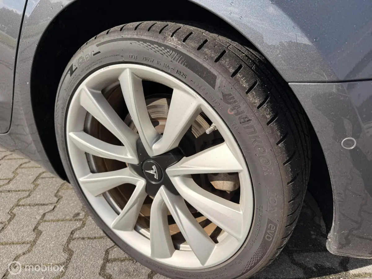 Long Range AWD 75 kWh | Grijs | Wit Interieur | 19” Performance Look | SOH 82% | Marge
