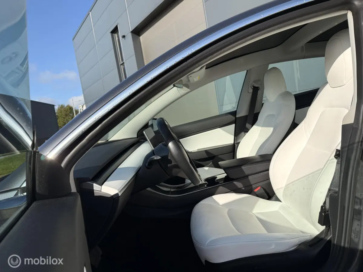 Long Range AWD 75 kWh | Grijs | Wit Interieur | 19” Performance Look | SOH 82% | Marge