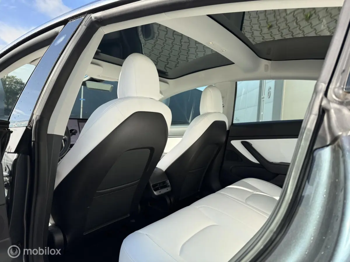Long Range AWD 75 kWh | Grijs | Wit Interieur | 19” Performance Look | SOH 82% | Marge