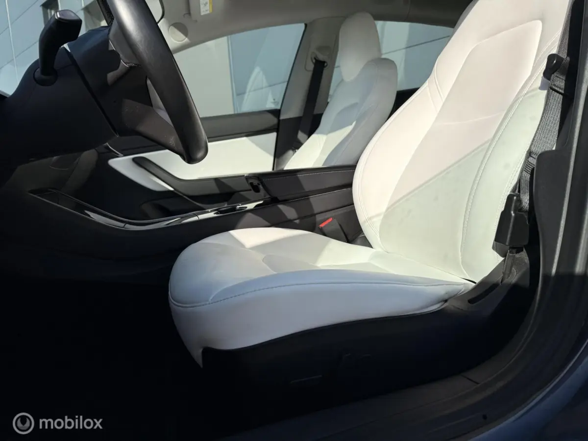 Long Range AWD 75 kWh | Grijs | Wit Interieur | 19” Performance Look | SOH 82% | Marge
