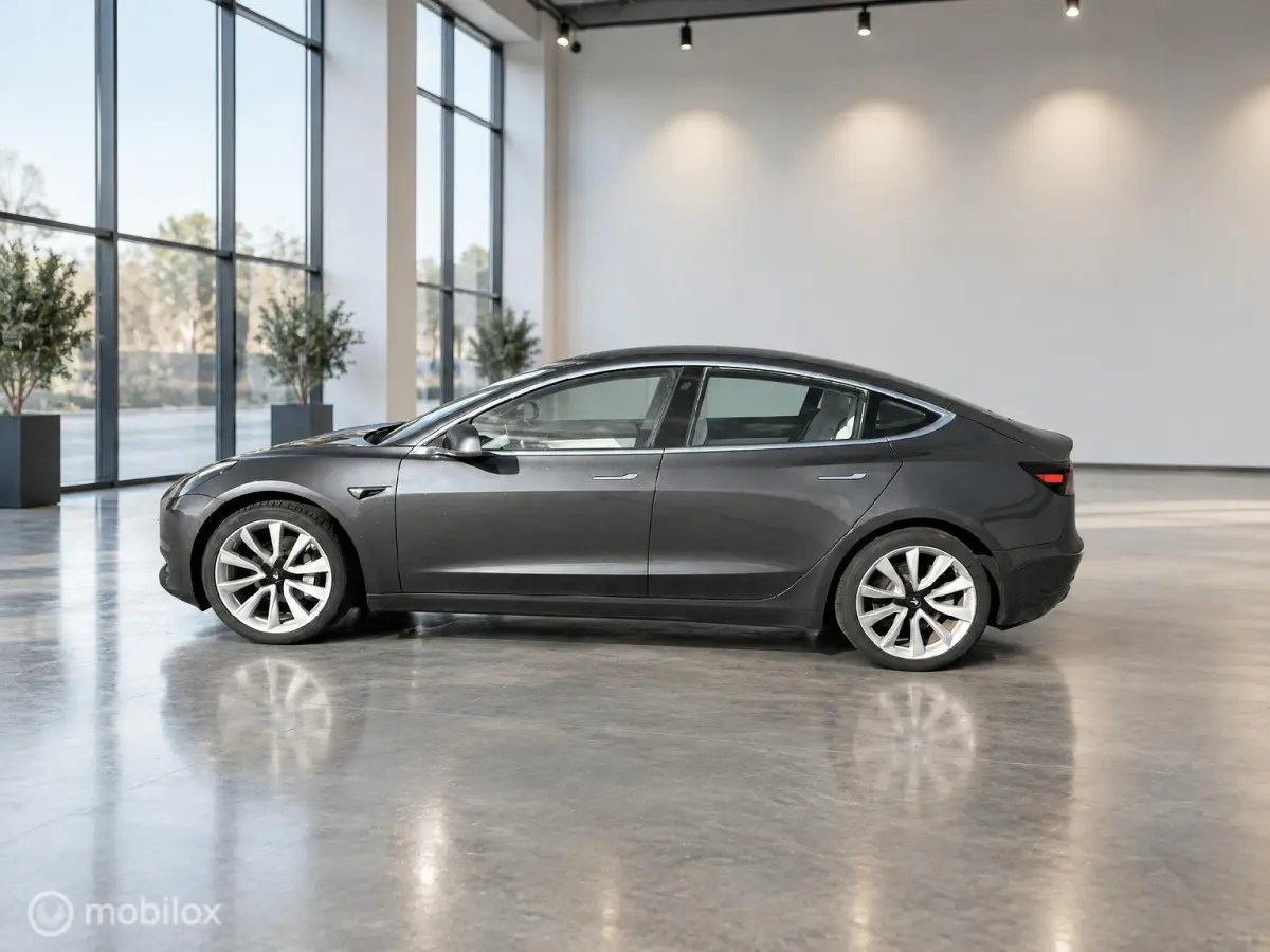 Long Range AWD 75 kWh | Grijs | Wit Interieur | 19” Performance Look | SOH 82% | Marge