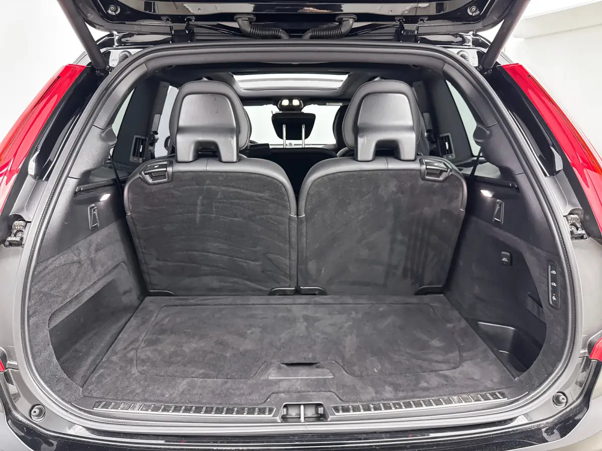 T8 Recharge Ultimate Dark | 22" | Full Styling Pack | Luchtvering | Bowers & Wilkins | Trekhaak | Elektr. verst. Sportstoelen | Head-Up | 360 Camera | Panoramadak