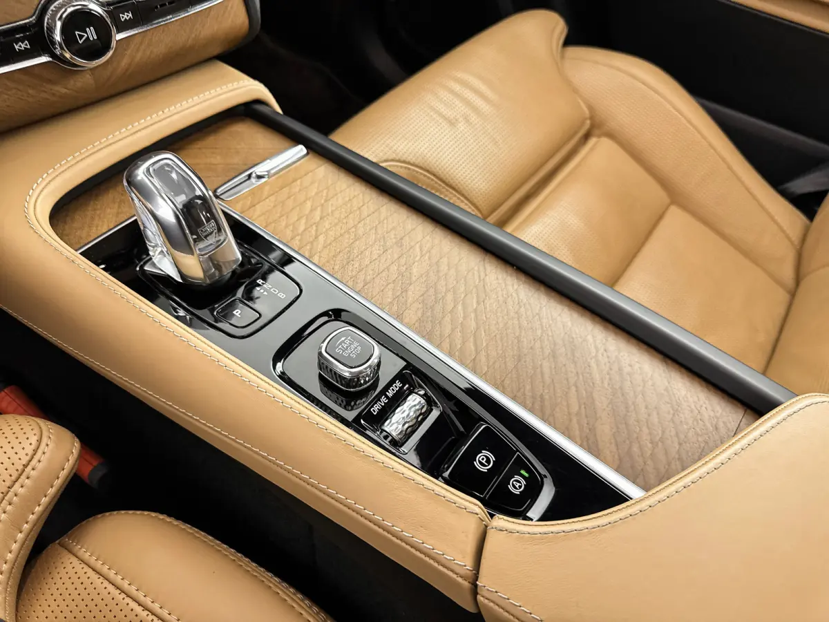 T8 Recharge Inscription | 22" | Luchtvering | Bowers & Wilkins | Geventileerd Nappa | Head-Up | Trekhaak | Leder Dashboard & Dakhemel | Panoramadak |