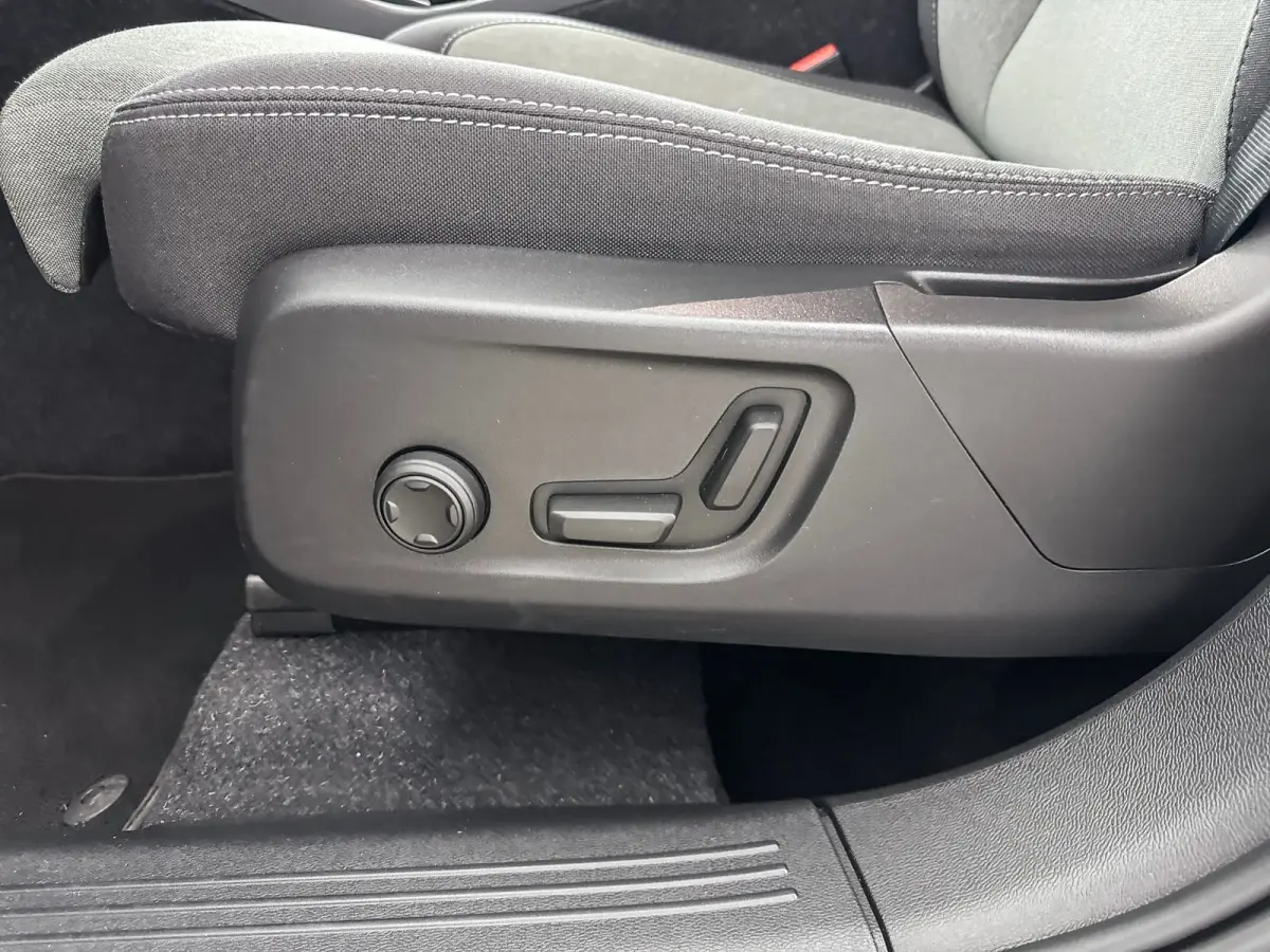 T4 Plus Bright | 18" Allseason | Trekhaak | Getint Glas | Elektr. verst. Stoelen | Harman Kardon | Parkeercamera | Adaptieve Cruise | BLIS | Stoel/Stuurverwarming