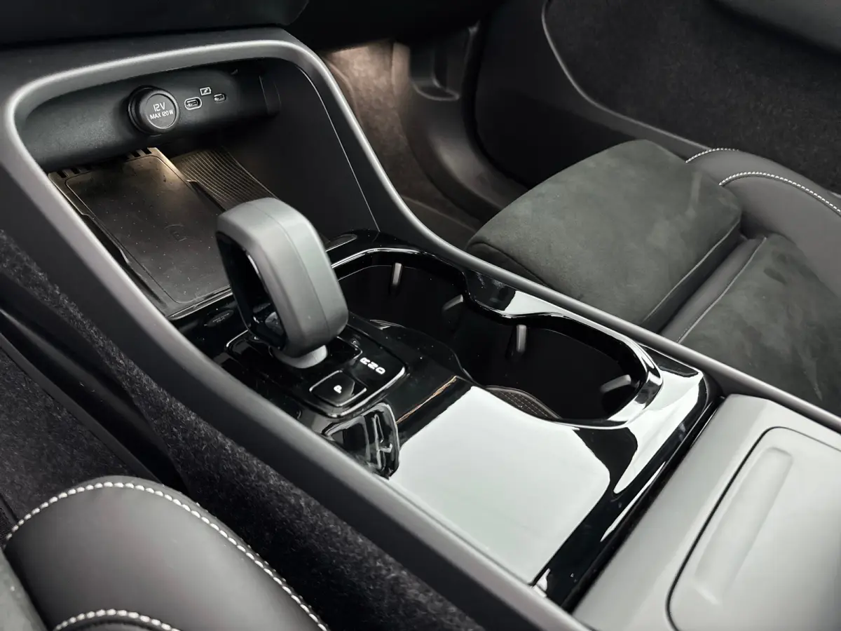 Single Motor Extended Range Ultra Europa 82 kWh | 19" Allseason | Getint Glas | Leder/Nubuck | Elektr. verst. Stoelen | Panoramadak | 360 Camera | Harman Kardon