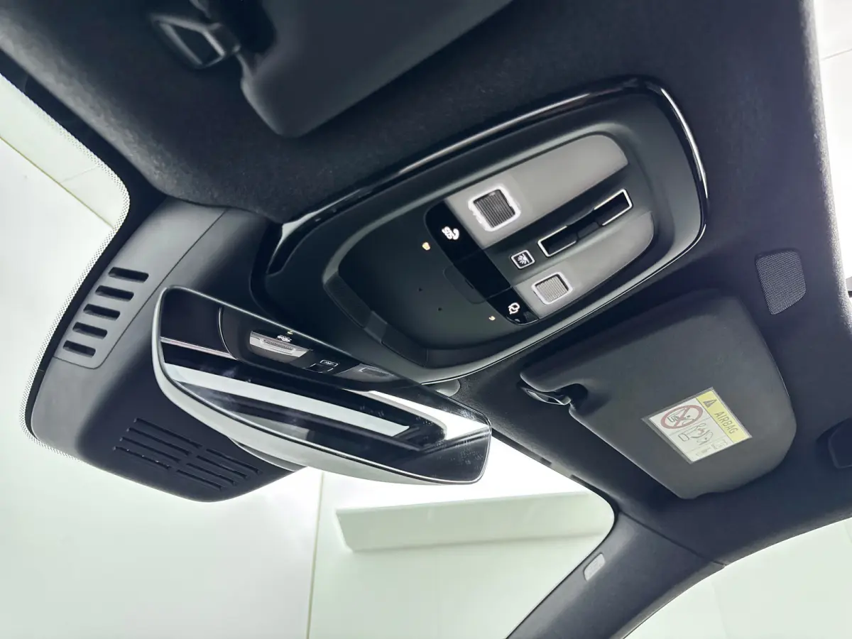 Single Motor Extended Range Ultra Europa 82 kWh | 19" Allseason | Getint Glas | Leder/Nubuck | Elektr. verst. Stoelen | Panoramadak | 360 Camera | Harman Kardon