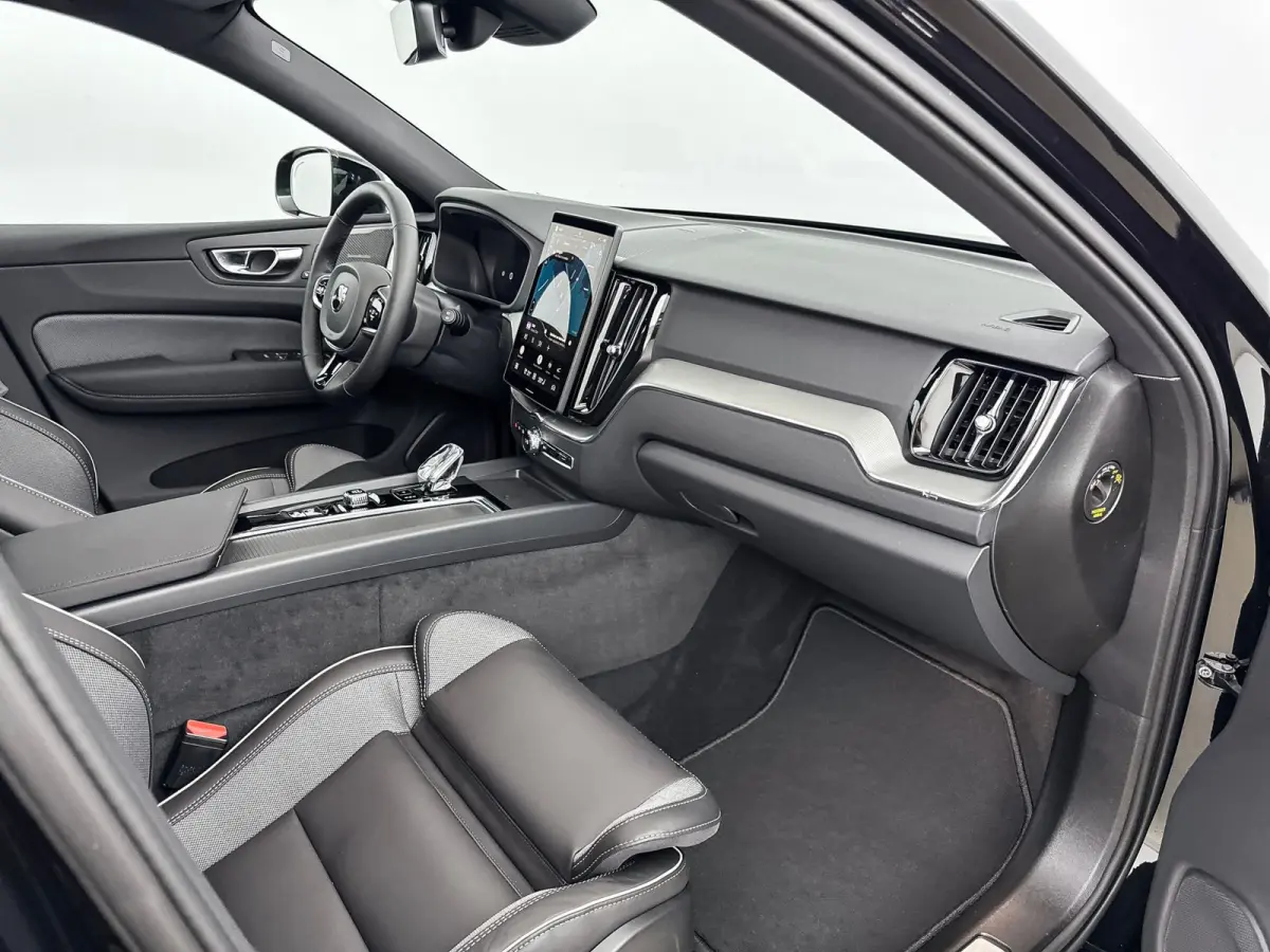 T6 Recharge Plus Black Edition | 21" | Luchtvering | Panoramadak | 360 Camera | Head-Up | Harman Kardon | Elektr. verst. Stoelen | Adaptieve Cruise | BLIS