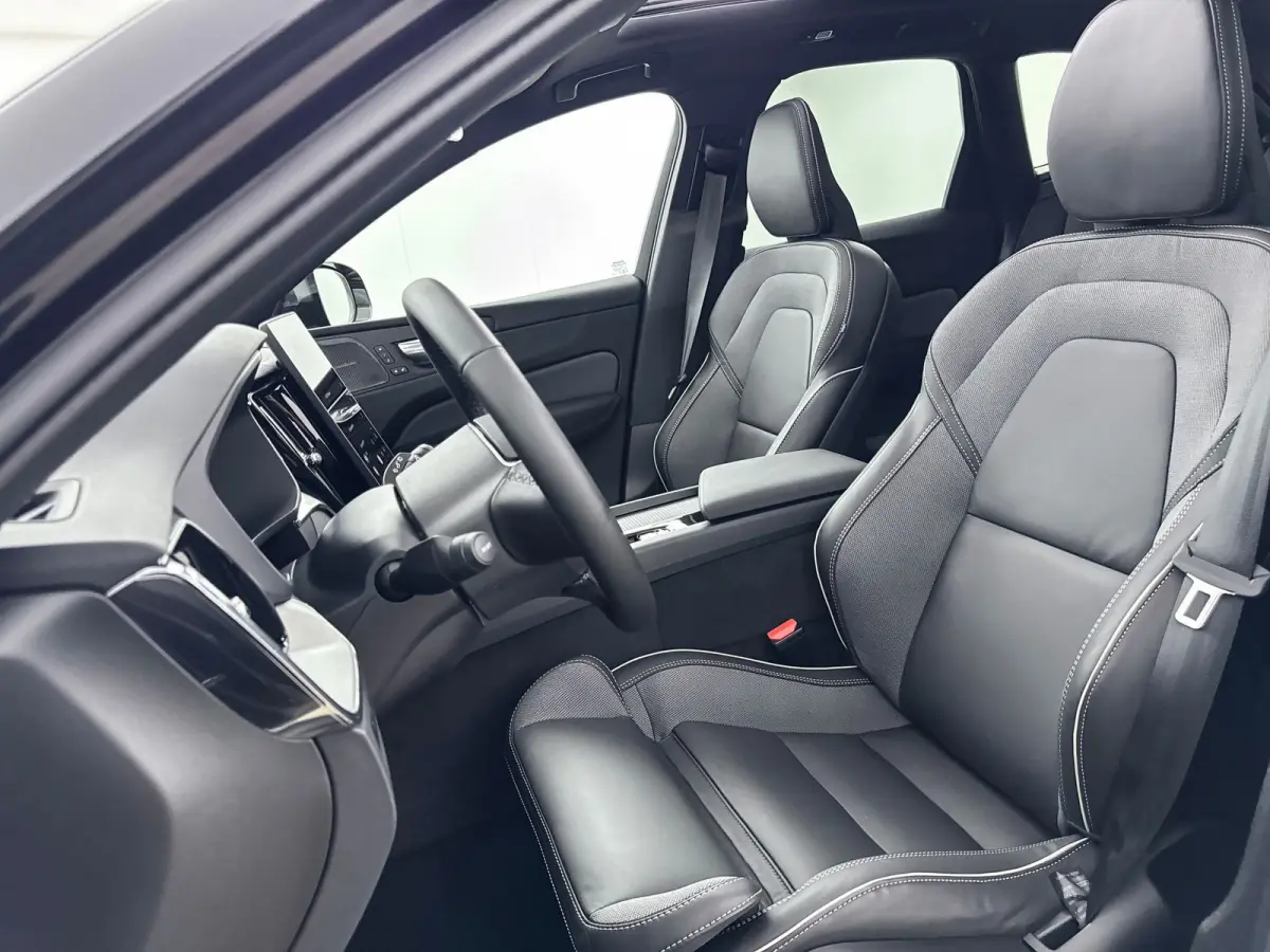 T6 Recharge Plus Black Edition | 21" | Luchtvering | Panoramadak | 360 Camera | Head-Up | Harman Kardon | Elektr. verst. Stoelen | Adaptieve Cruise | BLIS