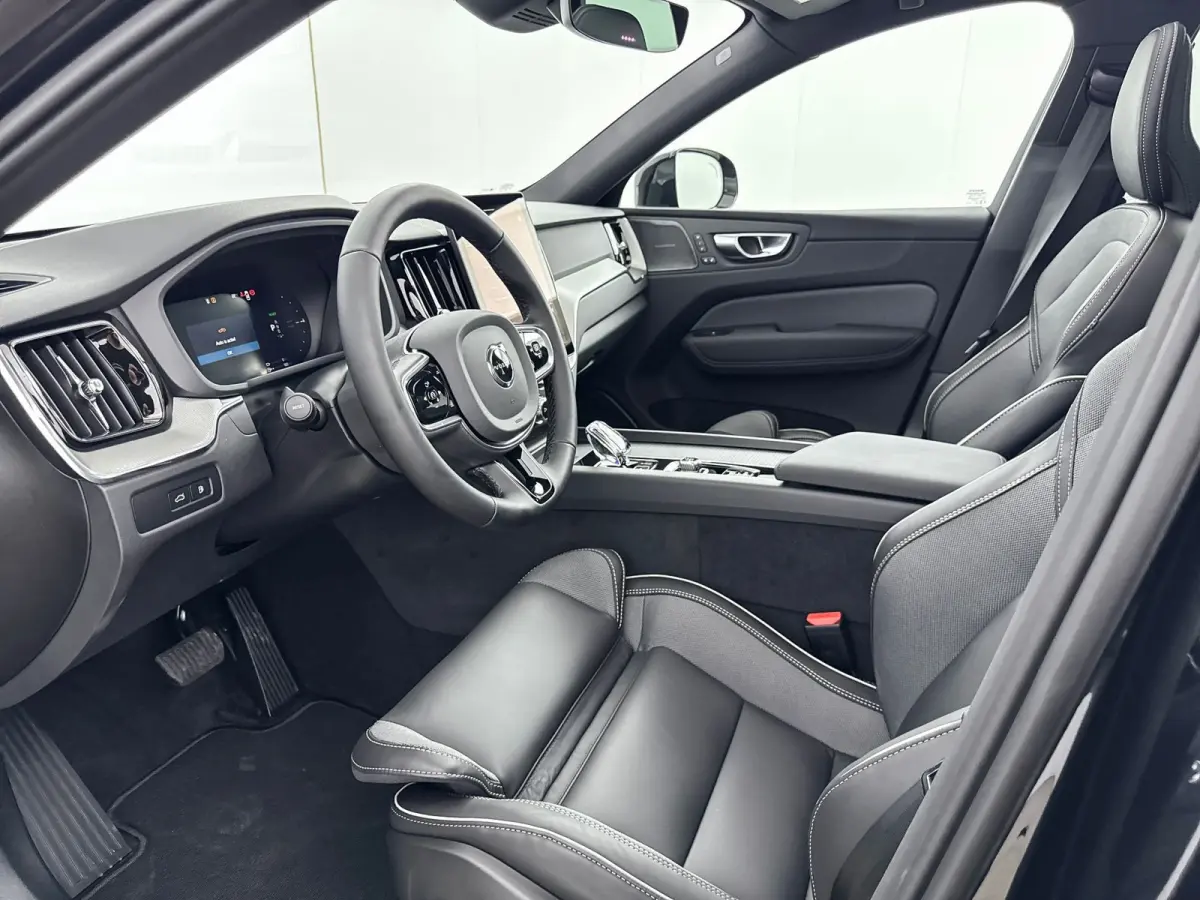 T6 Recharge Plus Black Edition | 21" | Luchtvering | Panoramadak | 360 Camera | Head-Up | Harman Kardon | Elektr. verst. Stoelen | Adaptieve Cruise | BLIS