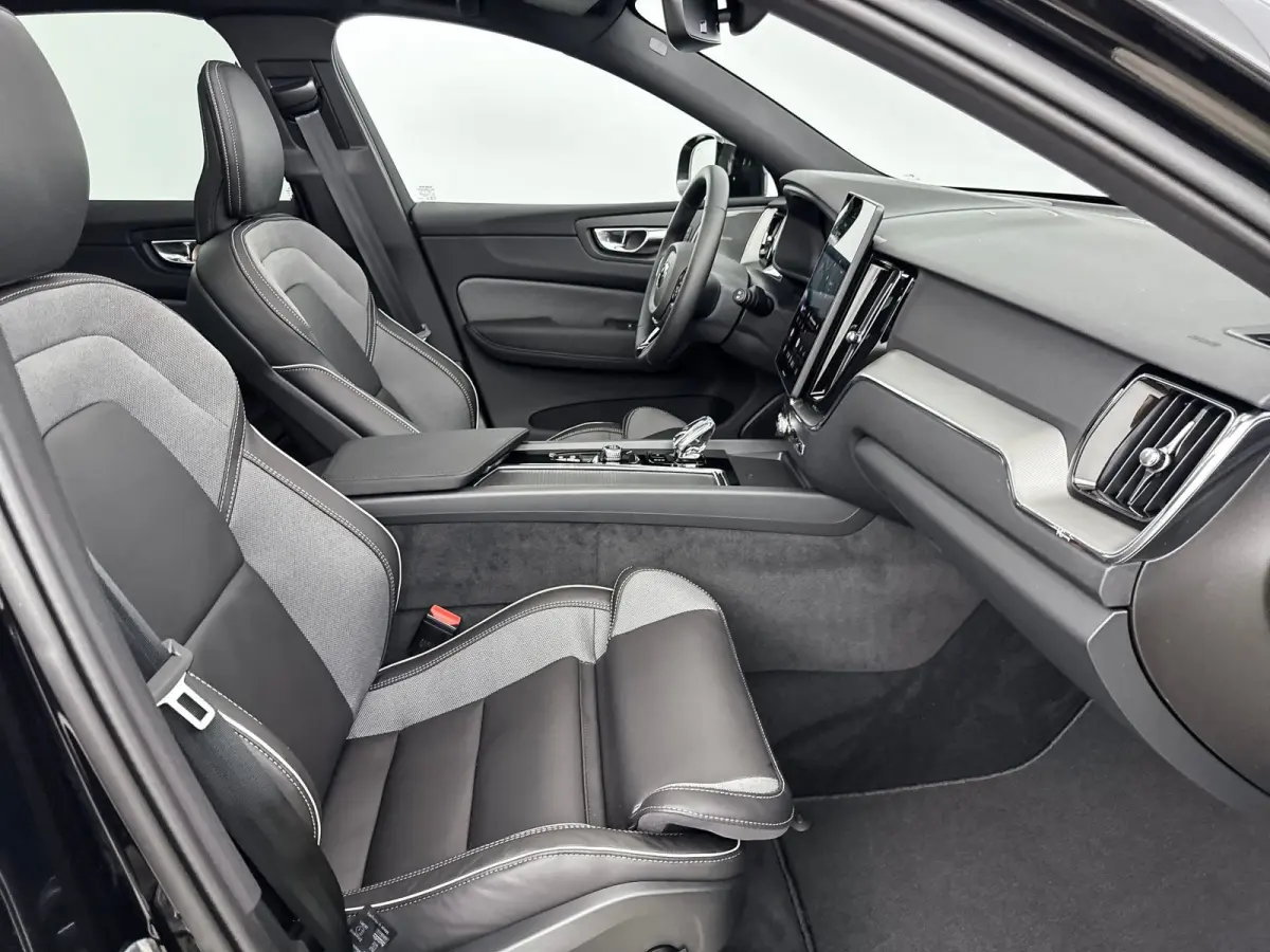 T6 Recharge Plus Black Edition | 21" | Luchtvering | Panoramadak | 360 Camera | Head-Up | Harman Kardon | Elektr. verst. Stoelen | Adaptieve Cruise | BLIS